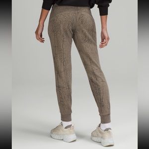 Lululemon women’s jogger size 4 (tags removed)